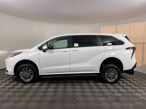 2025 Toyota Sienna LE 8-Passenger