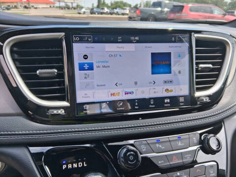 2027 Chrysler Pacifica Select