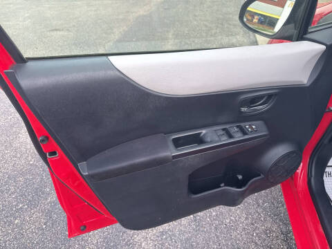 2013 Toyota Yaris 5-Door LE