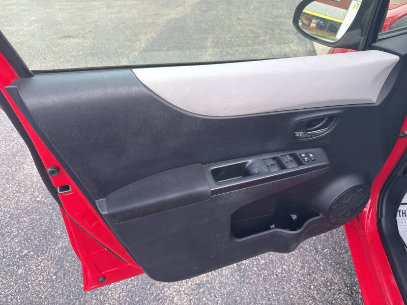 2013 Toyota Yaris 5-Door LE