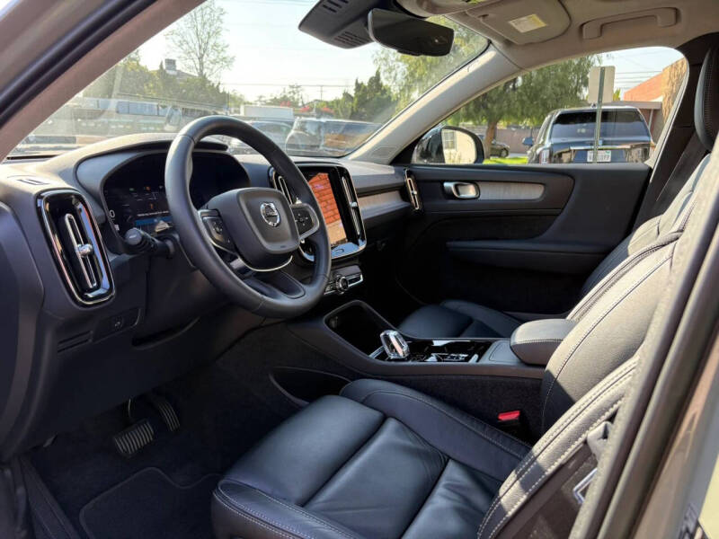 2023 Volvo XC40 B5 Plus Dark Theme