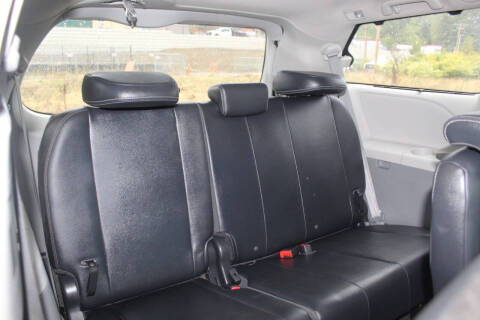 2013 Toyota Sienna SE 8-Passenger