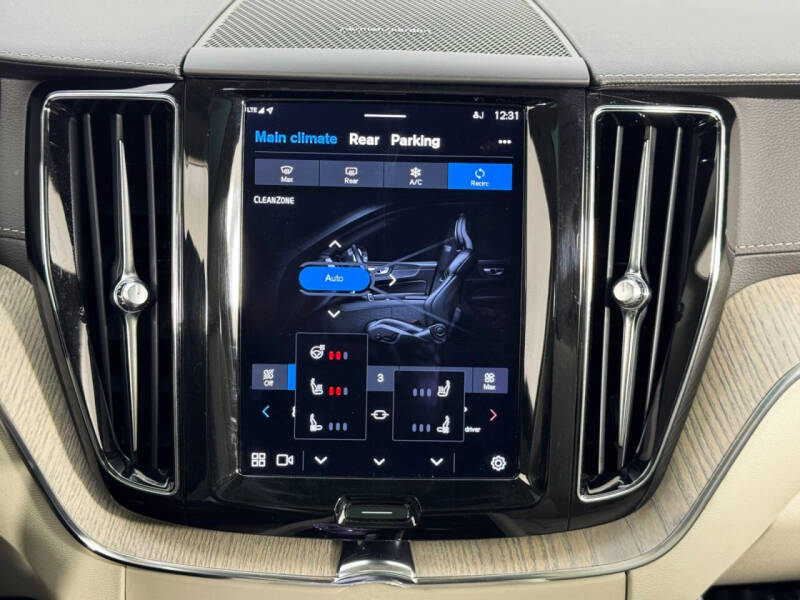 2023 Volvo XC60 B5 Ultimate Dark Theme