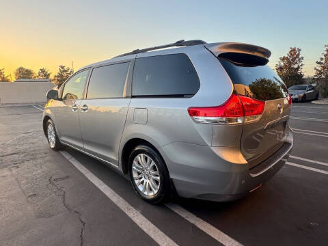 2013 Toyota Sienna XLE 7-Passenger Auto Access Seat