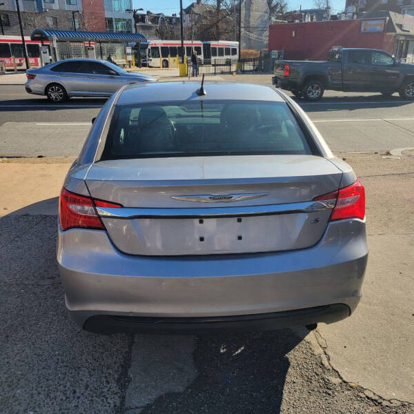 2013 Chrysler 200 Touring photo 4