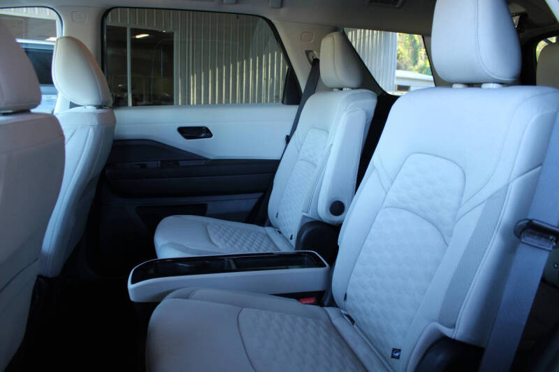 2025 Nissan Pathfinder SV