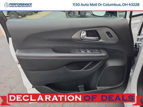 2027 Chrysler Pacifica Select