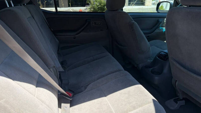 2004 Toyota Sequoia SR5