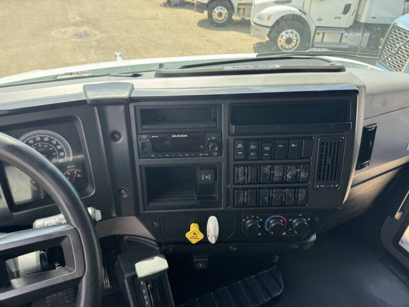2023 Mack MD6