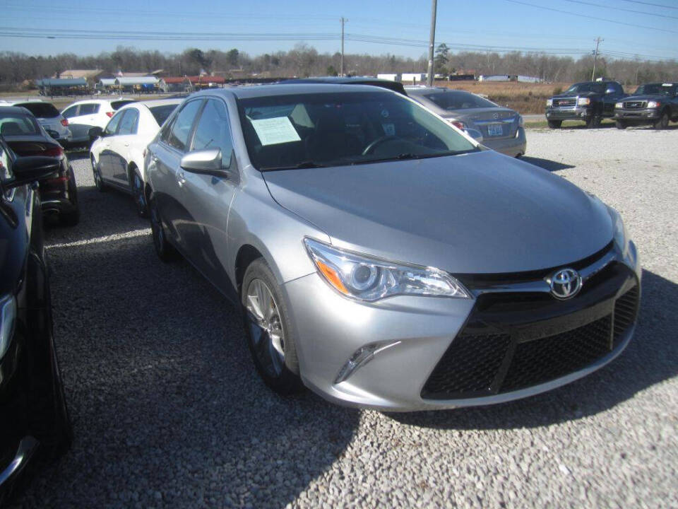 2017 Toyota Camry SE's photo