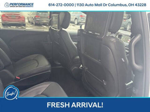 2025 Chrysler Pacifica Plug-In Hybrid Select