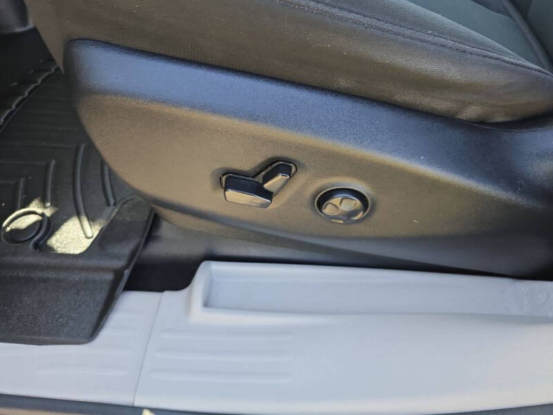 2024 Chrysler Voyager LX