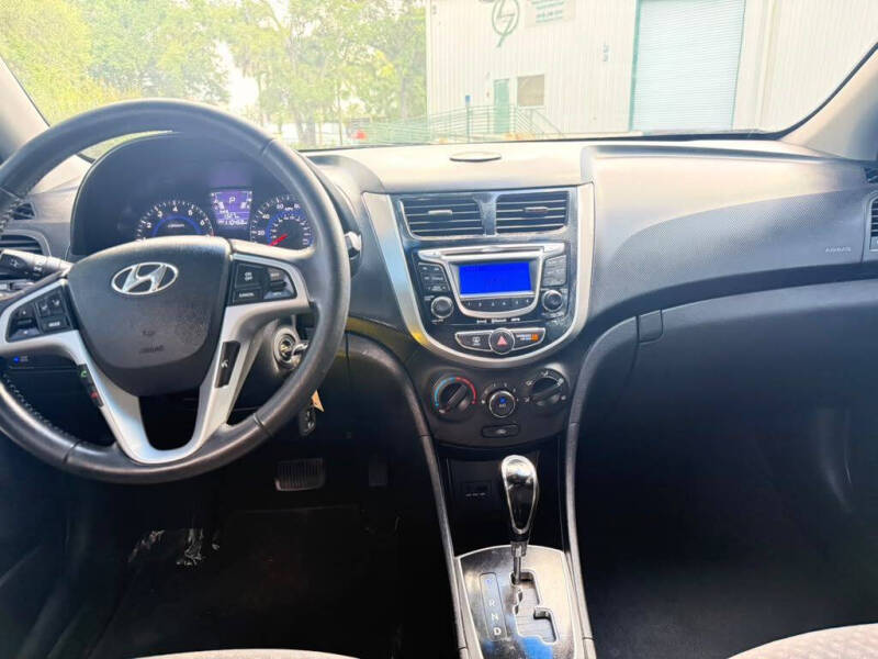 2013 Hyundai Accent SE