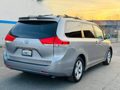 2011 Toyota Sienna LE 8-Passenger