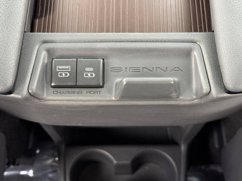 2021 Toyota Sienna LE 8-Passenger