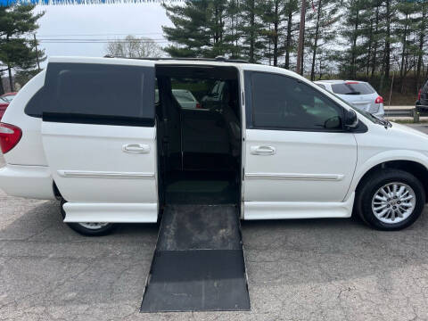 2004 Chrysler Town and Country for sale at HOLLINGSHEAD MOTOR SALES in Cambridge OH