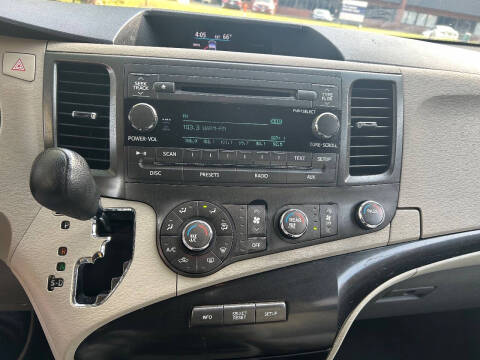 2011 Toyota Sienna LE 7-Passenger Auto Access Seat