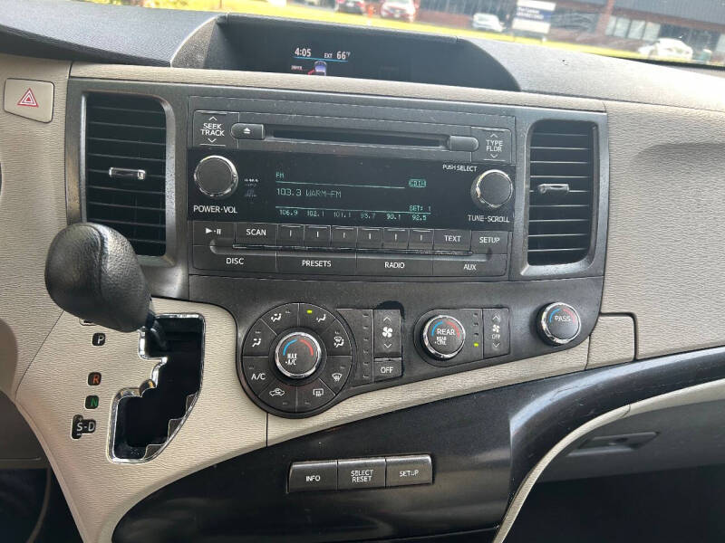 2011 Toyota Sienna LE 7-Passenger Auto Access Seat