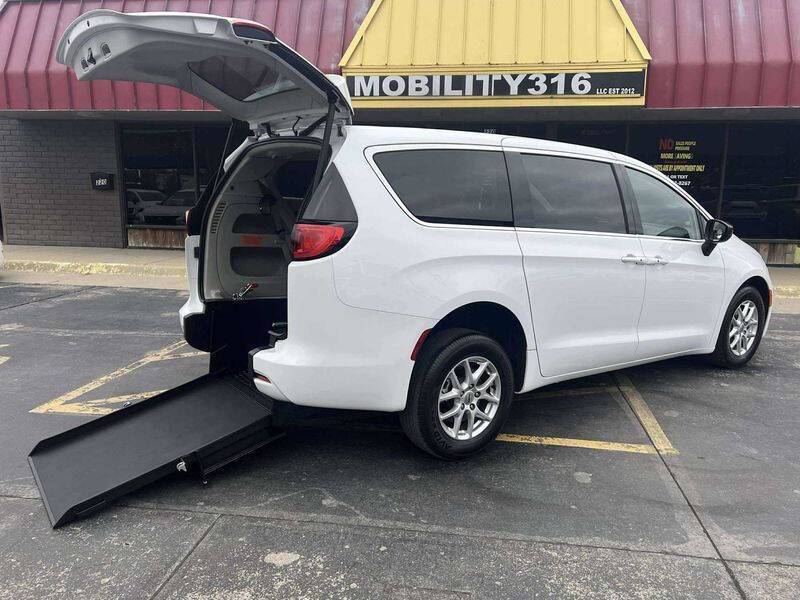 2024 Chrysler Voyager LX