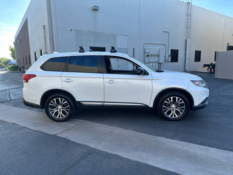 2018 Mitsubishi Outlander ES photo 2