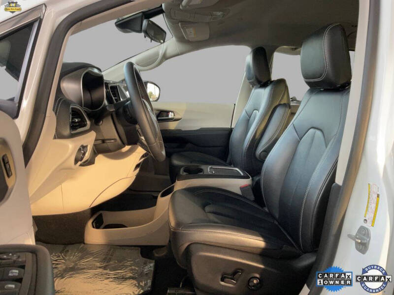 2024 Chrysler Pacifica Plug-In Hybrid Select