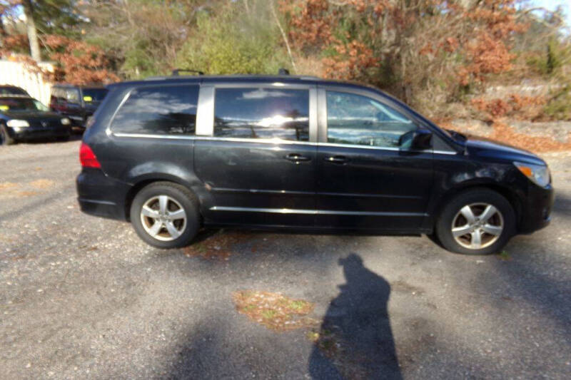 2011 Volkswagen Routan SE photo 4