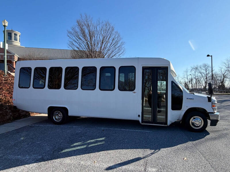 2021 Ford E-450 28 Passenger