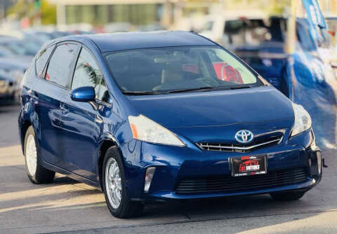 2014 Toyota Prius v Two