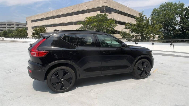 2026 Volvo XC40 B5 Ultra Black Edition
