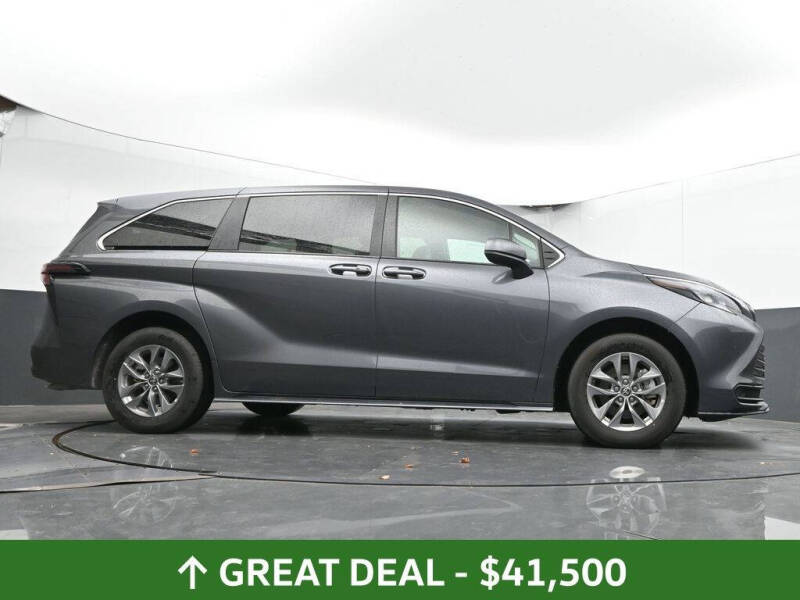 2025 Toyota Sienna LE 8-Passenger