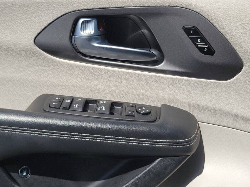 2024 Chrysler Pacifica Plug-In Hybrid Select