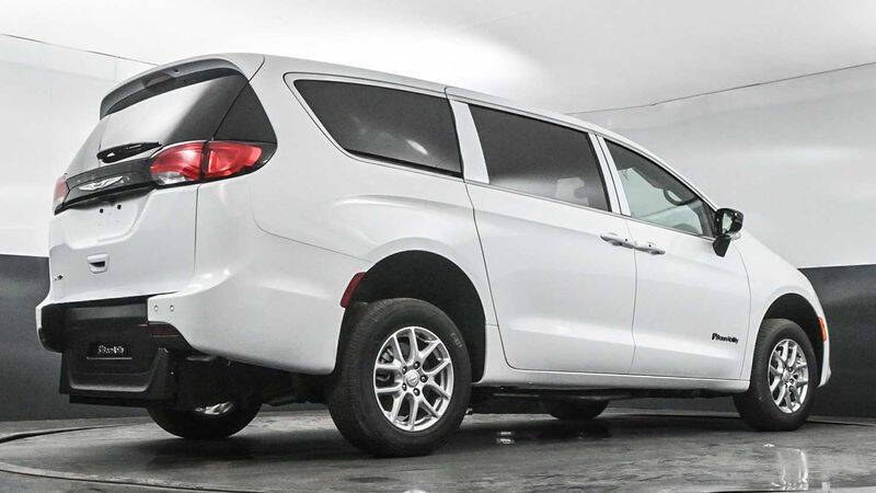 2025 Chrysler Voyager LX