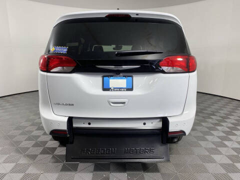 2025 Chrysler Voyager LX