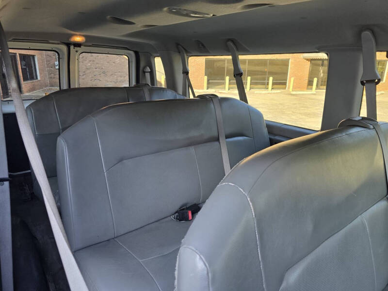 2010 Ford E-Series Econoline Wagon XLT photo 15