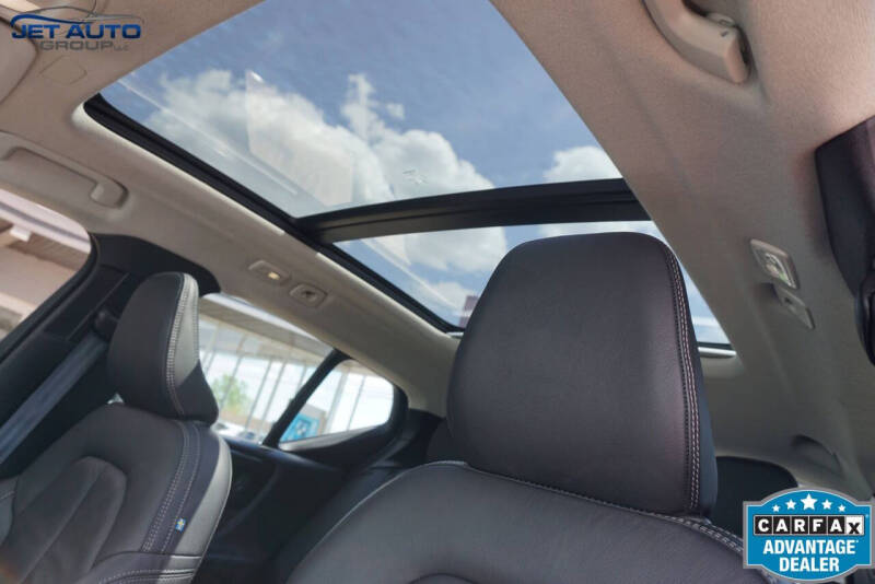 2023 Volvo XC40 B5 Plus Dark Theme
