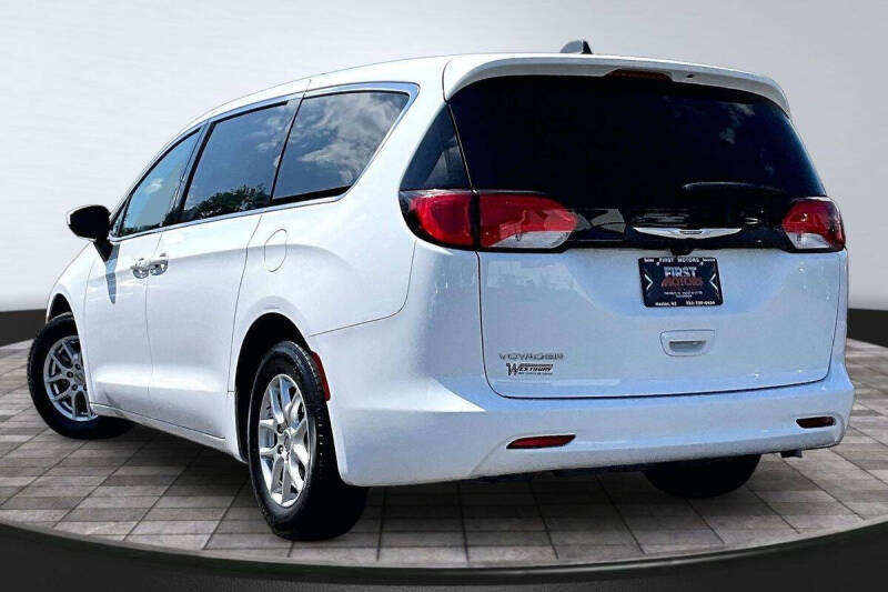 2022 Chrysler Voyager LX