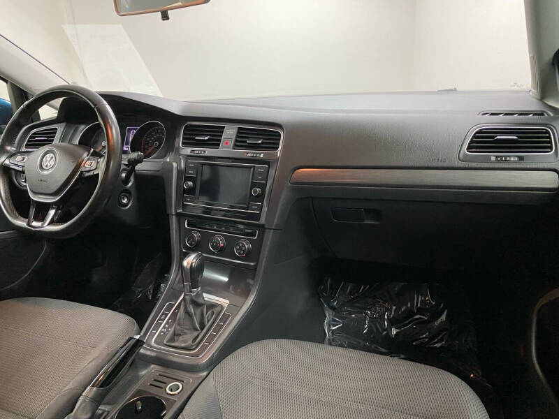 2019 Volkswagen Golf SE