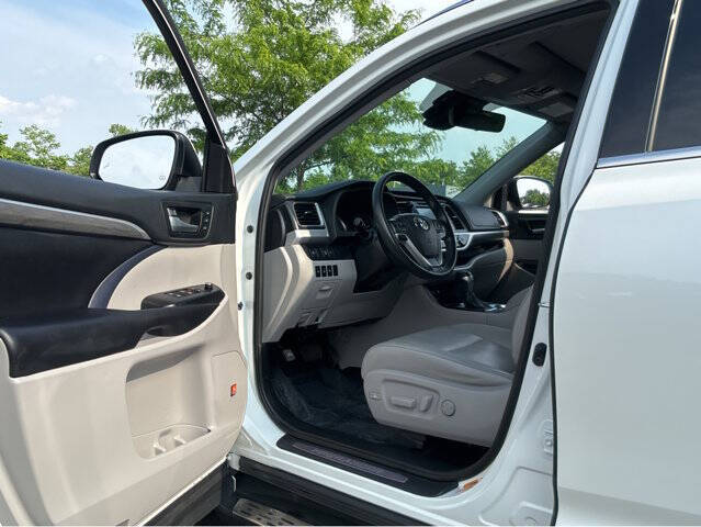 Used 2019 Toyota Highlander Limited Platinum with VIN 5TDDGRFH0KS070774 for sale in Madison, WI