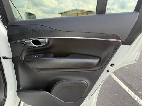 2020 Volvo XC90 T6 Momentum 6-Passenger
