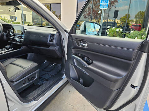 2025 Nissan Pathfinder SL