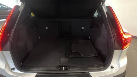 2025 Volvo XC40 B5 Core Bright Theme