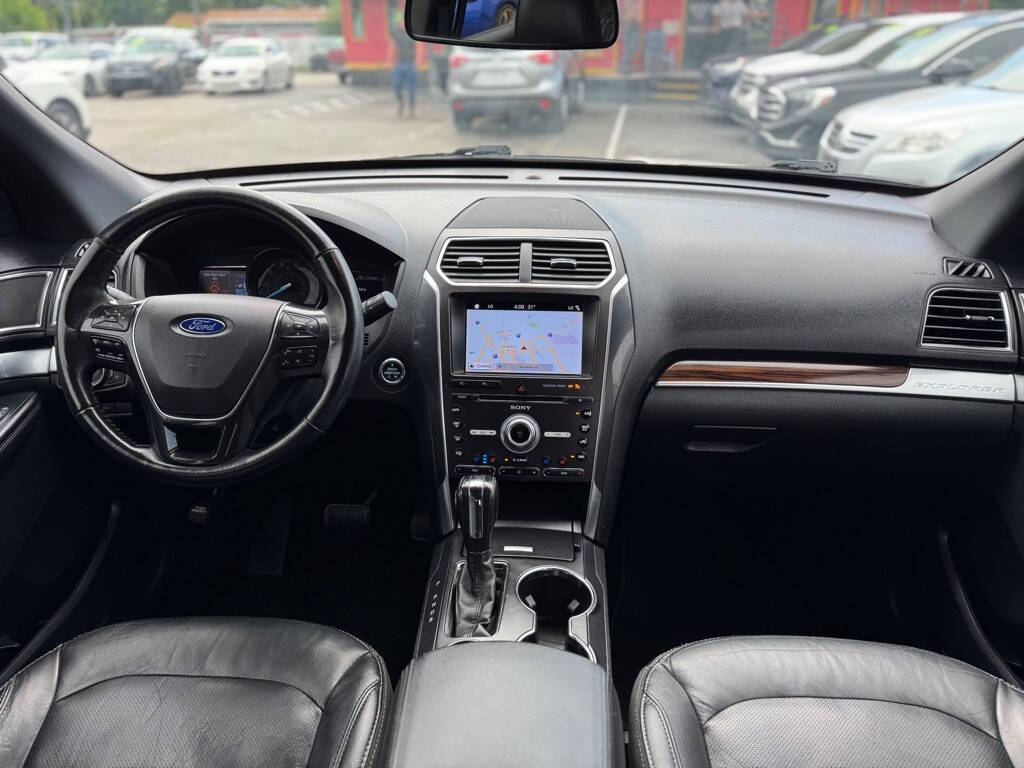 Off white 2019 Ford Explorer Limited Limited 4dr SUV 20
