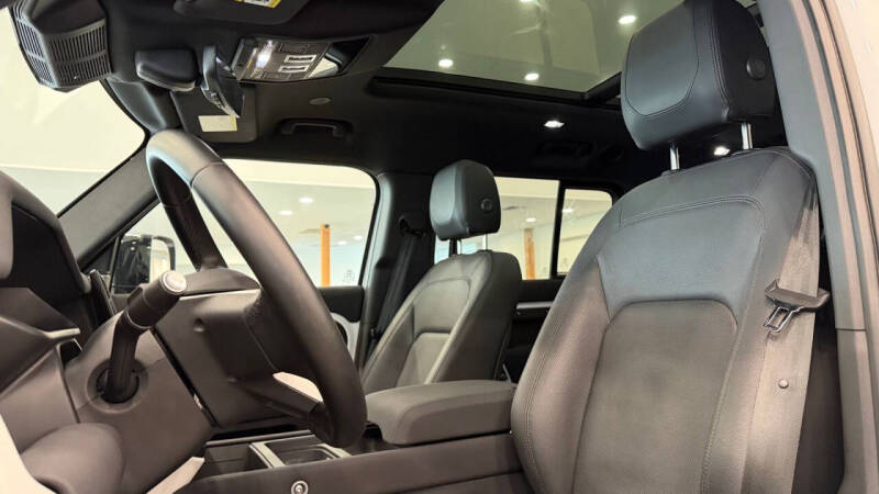 2023 Land Rover Defender 130 SE