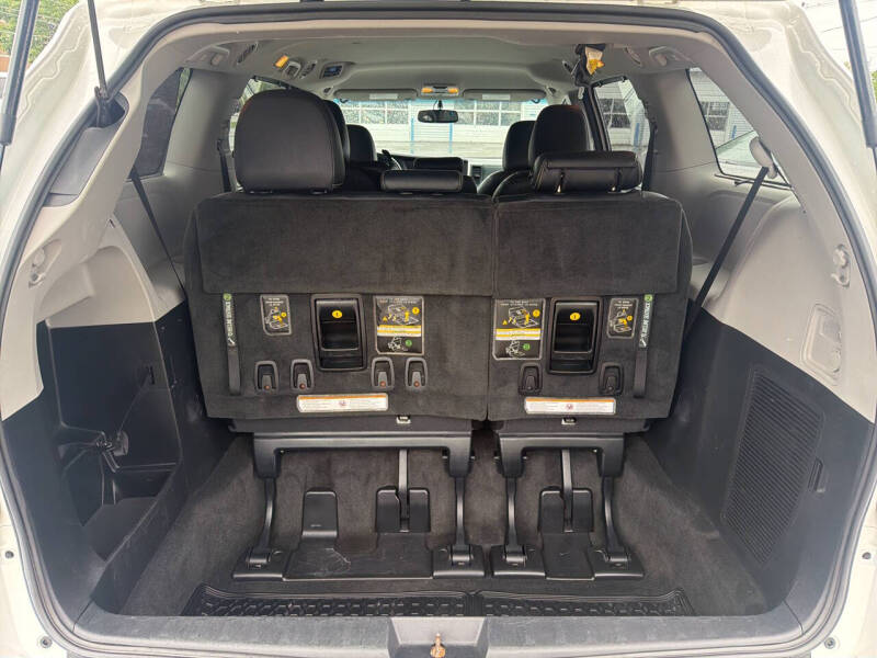2017 Toyota Sienna SE Premium 8-Passenger