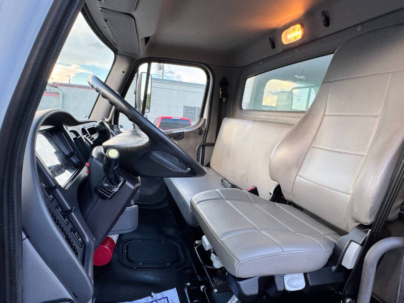 2023 Freightliner M2 106