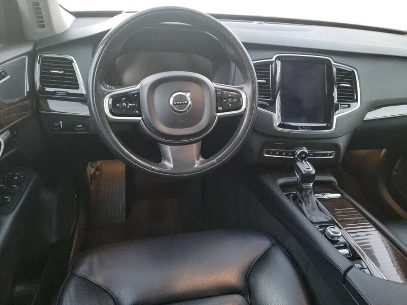 2016 Volvo XC90 T6 Momentum