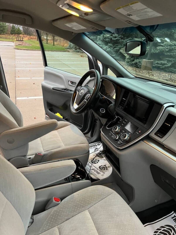 2017 Toyota Sienna LE 7-Passenger