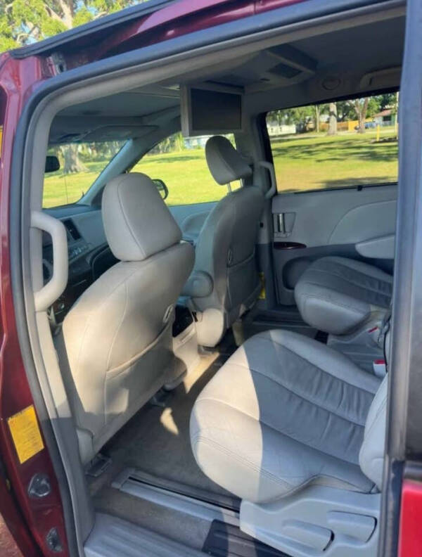 2013 Toyota Sienna XLE 8-Passenger