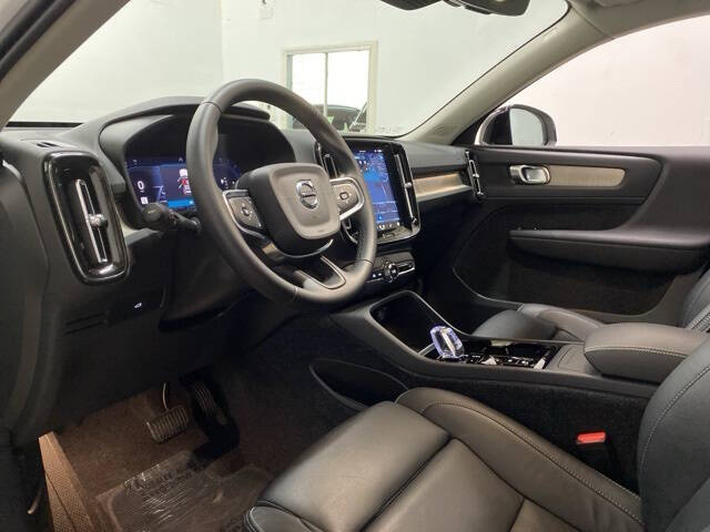 2025 Volvo XC40 B5 Plus Dark Theme