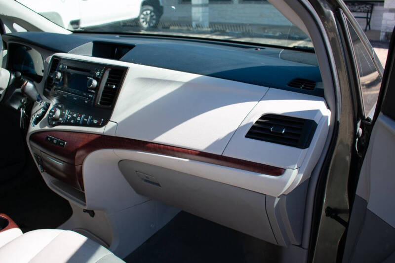 2013 Toyota Sienna XLE 8-Passenger